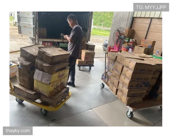 余依婷临出门还嚼泡面，手拎的包都能买辆车，我的穷酸感瞬间上线