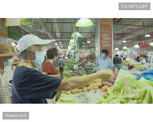 蔡赟逛菜市场像走秀，手里拎的全是名牌袋子，我默默把手里的葱放下